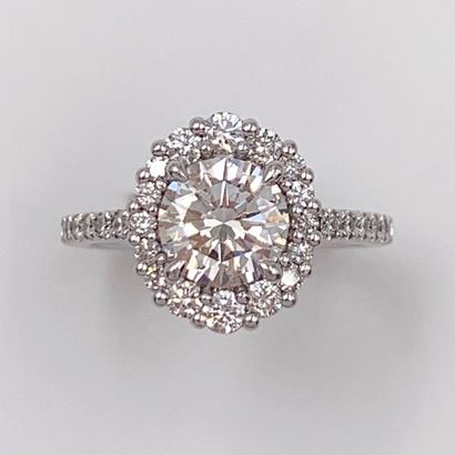 null MARIOTTI 
BAGUE ovale en or gris (750) centré d'un diamant taille brillant pesant...
