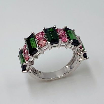 null BAGUE "jarretière" en or gris (750) serti de huit saphirs roses de forme ronde,...