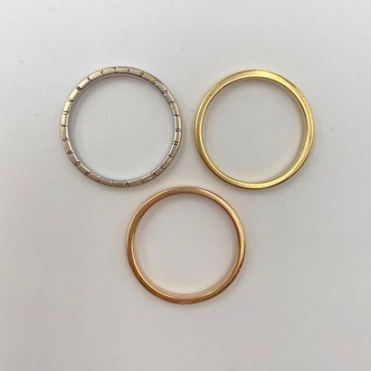 null Large RING composed of three flat, three gold (750) ALLIANCES, one of which...