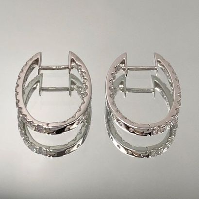 null Paire de BOUCLES d'OREILLES " petites créoles " en or gris (750) serti d'un...