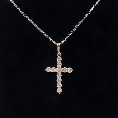 null PENDENTIF « croix » et sa chaînette or gris (750) serti de onze diamants taille...