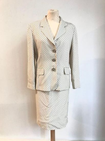 null Pierre CARDIN
Tailleur jupe en crêpe blanc à pois noirs, T.42 (petites tach...