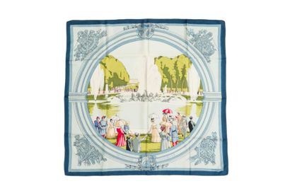 null HERMES
Carré "Promenade à Versailles", entourage bleu canard (très petites taches,...