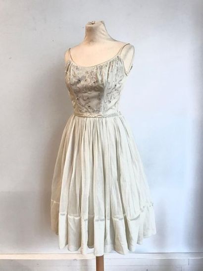 null Lot de deux robes années 1950-1960 : une en nylon pailleté ivoire, une en dentelle...