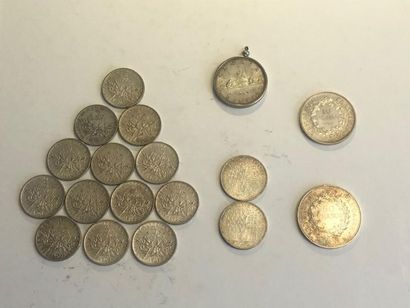 null Un lot de pièces en métal et argent comprenant :
- 5 Francs français (13 pièces)
-...
