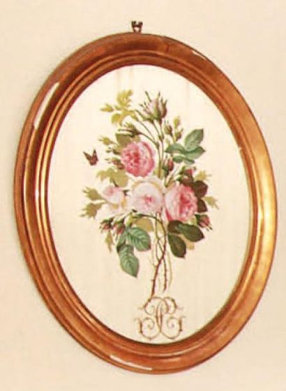 Ecole française du XIXème siècle Bouquet de roses Gouache sur tissu, monogrammée...