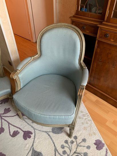 null Bergère et chaise de modèle médaillon en bois peint gris de style Louis XVI