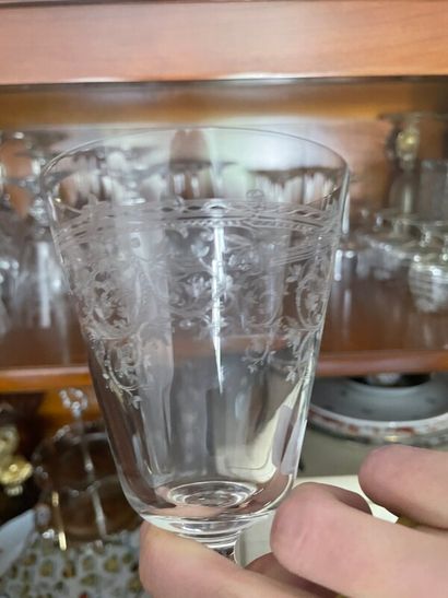 null Mannette de partie de services de verres et de porcelaine de Limoges.