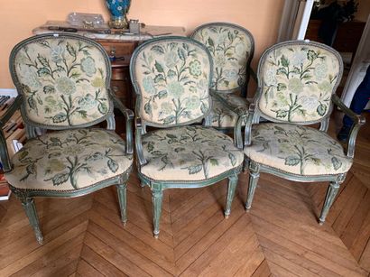 null Série de 4 fauteuils en bois rechampi vert, piètement cannelé rudenté,

Style...