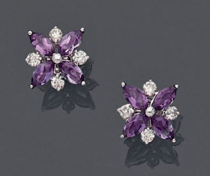 null Paire de CLOUS d'OREILLES «fleurettes» en or gris (750‰) serti de quatre améthystes...