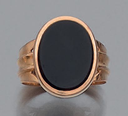Yellow gold ring (750‰) surmounted by an...