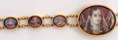 null BRACELET en métal doré, composé de miniatures indiennes ovales peintes représentant...