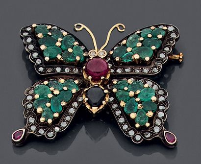 null Yellow gold (750‰) and silver (min. 800‰) "butterfly" brooch centered with a...