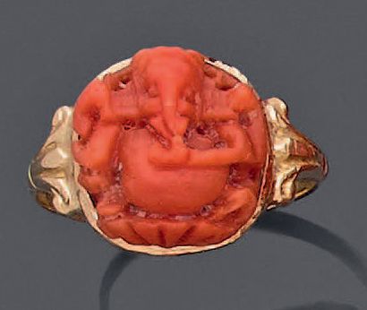 Pink gold ring (750‰) set with carved and...