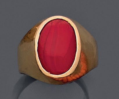 null Yellow gold (750‰) "signet ring" ring set with an oval cabochon red stone.
Finger:...