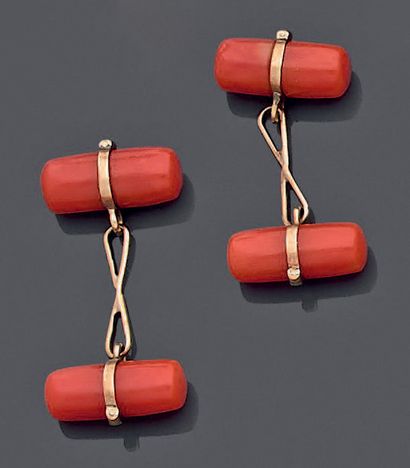 null LOT comprising:
- a NECKLACE composed of a row of faceted coral beads. Coral...