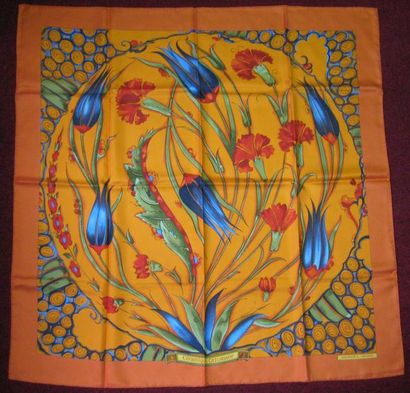 HERMES Carré «Céramique ottomane», à décor de fleurs stylisées, fond orange, entourage...