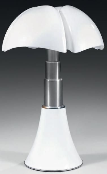 Gae AULENTI Lampe Pipistrello (1965), à base en métal laqué blanc et abat-jour en...