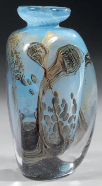 Jean-Claude NOVARO Vase à corps ovoïde épaulé à col galbé ouvert réalisé en verre...