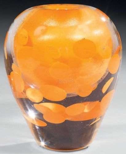 Jean-Claude NOVARO Vase toupie réalisé en verre mélangé jaune orangé et noir irisé....