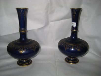 null Paire de vases soliflores en porcelaine à fond bleu et décor à l'or fleuronné.Sèvres,...
