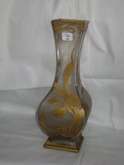 null Vase balustre quadrangulaire en cristal à décor doré de végétaux.Vers 1900.Accidents...