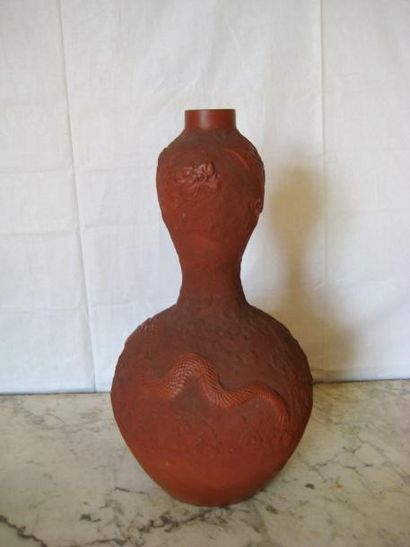 null Vase double gourde en céramique rouge ornée en bas relief d'un dragon dans des...