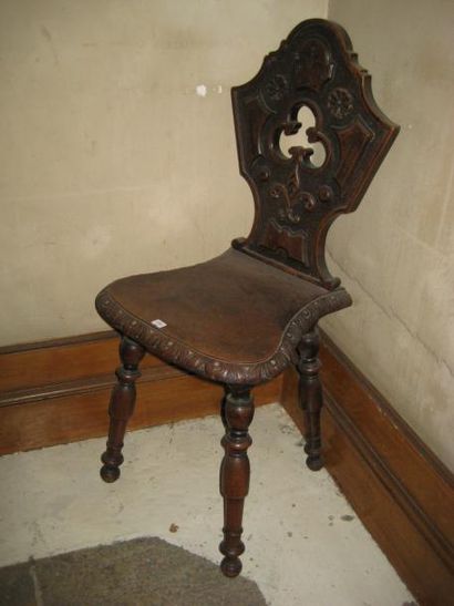 null Chaise en bois teinté sculpté à dossier découpé.Dans le style italien.