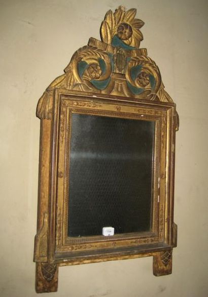 null Très petit miroir en bois doré à fronton feuillagé et fleuri.Style Louis XV...