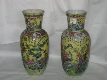 null Paire de petits vases balustre en porcelaine à fond jaune à décor de volatiles...