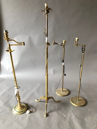 null Lot en métal doré comprenant : trois liseuses et une lampe de parquet tripode

Liseuse...