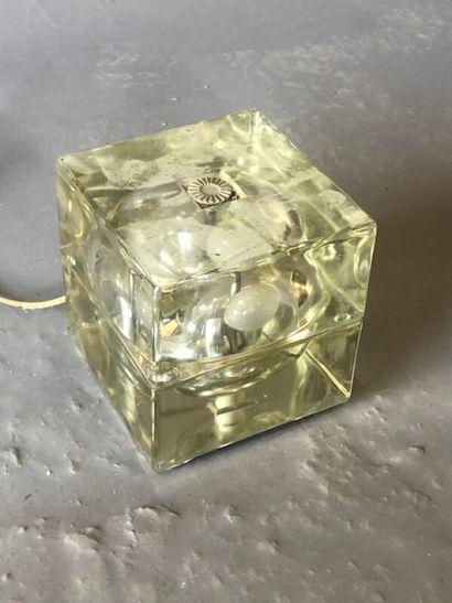 null Lampe moderne cubique en verre renfermant une sphère

H. 17,5 - L. 16 - P. 16...