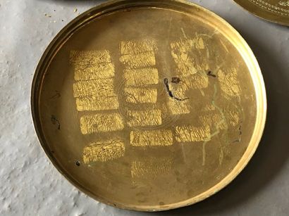 null Lot de trois plateaux de cuivre marocains.

D. 65,5 cm

Trac de vers de gri...