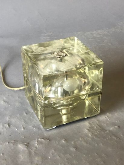null Lampe moderne cubique en verre renfermant une sphère

H. 17,5 - L. 16 - P. 16...