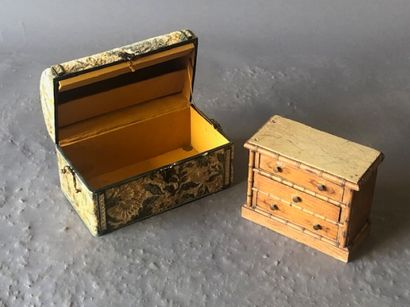 null Lot : coffret à poignées latérales, garni de tapisserie (usagée) ET petite commode...