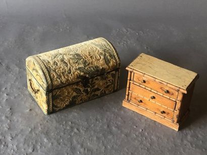 null Lot : coffret à poignées latérales, garni de tapisserie (usagée) ET petite commode...