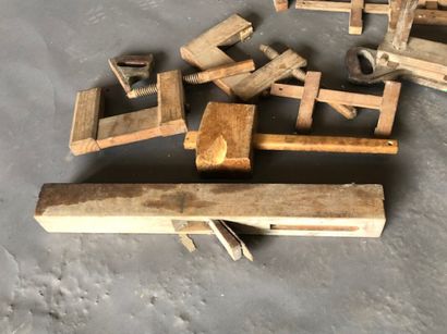 null Lot d'outils anciens en bois dont serre-joints, marteau, rabot...