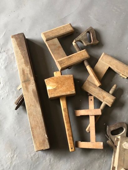 null Lot d'outils anciens en bois dont serre-joints, marteau, rabot...