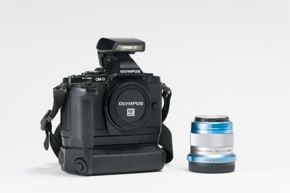 null Appareil photographique. Boitier Olympus OM-D avec objectif Olympus M. Zuiko...