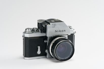 null Appareil photographique. Boitier Nikon F Photomic (chromé) avec objectif Nikon...