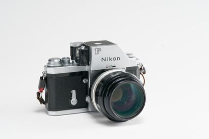 null Appareil photographique. Boitier Nikon F Photomic avec objectif Nikon Nikkor-HC...