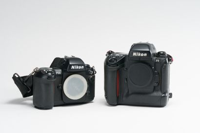 null Appareil photographique, deux appareils Nikon. Boitier Nikon F5 sans objectif....
