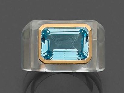  Important cut rock crystal "signet ring" ring, topped with a rectangular step-cut...