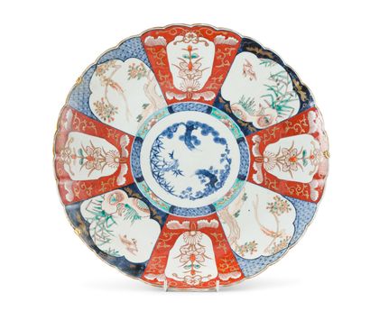 JAPON, Imari - Époque MEIJI (1868-1912) Grand plat polylobé en porcelaine décorée...