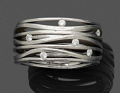 OMEGA Large BAGUE en or gris (750‰) ajouré, parsemé de six diamants taille brillant.
Signée...