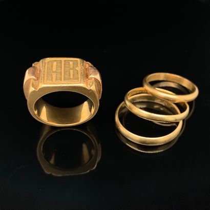 LOT in yellow gold (750‰) comprising:
- three...