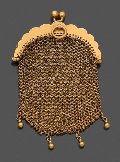 null Small BOURSE in yellow gold chainmail (750‰) opening on two parts, holding four...