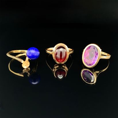 null Three yellow gold RINGS (750‰) set with a cabochon garnet, a lapis lazuli pearl...