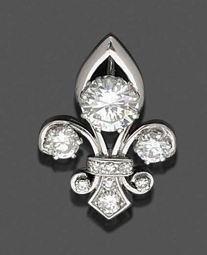null PENDENTIF «fleur de lys» en platine (950‰) ajouré, serti de diamants taille...