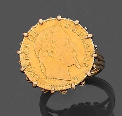  BAGUE circulaire en or jaune (750‰) ajouré sertie d'une pièce de 10FF Napoléon III...